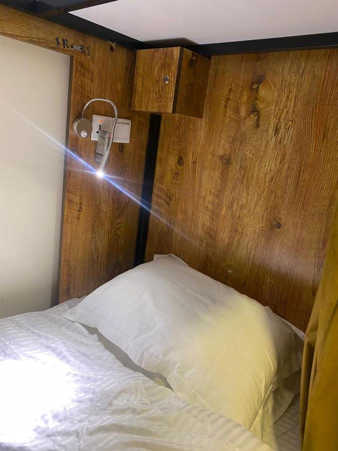 Lunar Hostel Plus 迪拜 外观 照片